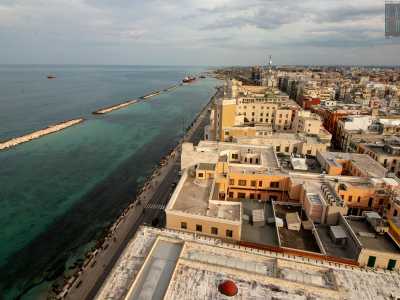 Spostiamo ora lo sguardo verso est, per ammirare il lungomare Nazario Sauro con i suoi lampioni, i frangiflutti e l�Adriatico che assume colori sorprendenti che vanno dal verde smeraldo al blu notte